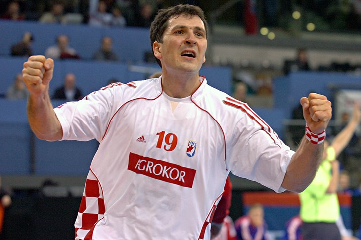 Barca sama na vrhu, Metličić dobar