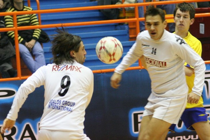 Prohujalo s vihorom