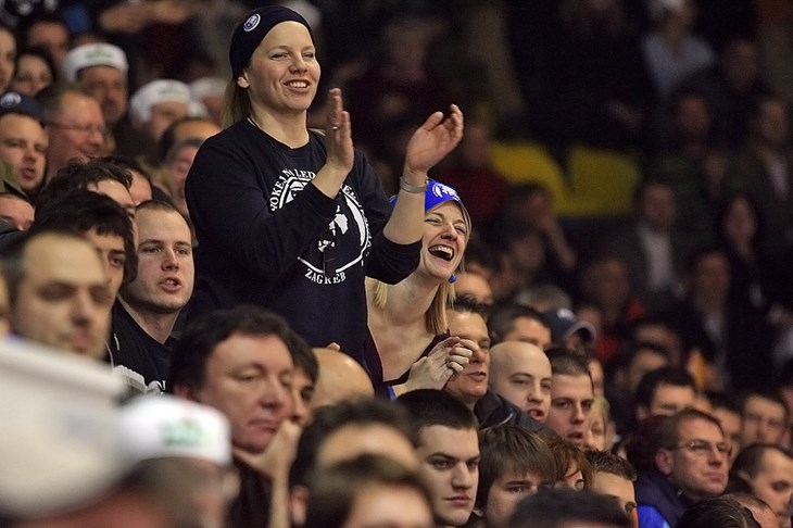 Ledena obojana u plavu boju