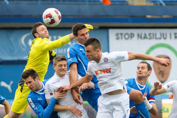 Cirkus u Maksimiru - Bebek svirao kraj poslije 71 minute igre, Dinamova pobjeda u drugom planu