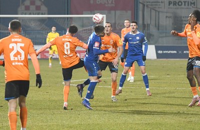 Mamić pretvorio odličan ubačaj u pogodak za povećanje prednosti Slavena