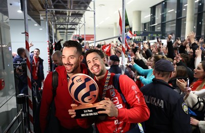 Više stotina navijača dočekalo brončane rukometaše u zrakoplovnoj luci Franjo Tuđman