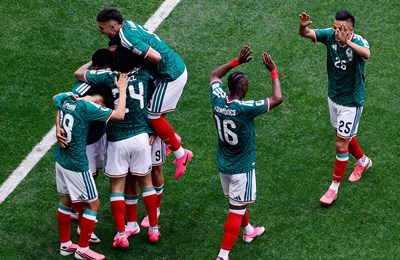 Meksiku startao drugi najmlađi igrač nokaut faze ikad, ali El Tri izveo svoju treću najstariju momčad