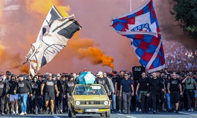 Jasna poruka Hajdukovih navijača: Korteo do Poljuda predvodio automobil na čijem krovu je lijes Ajaxa