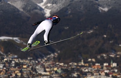 Prevara pri izradi kombinezona? FIS suspendirao norveške trenere i skakače