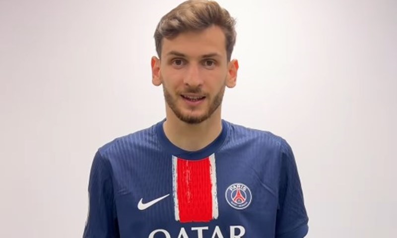 Kvaratshkelija zadovoljan u PSG-u unatoč interesu Manchester Uniteda