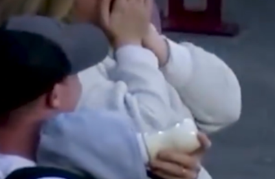 Otac pokazao sjajne hvatačke sposobnosti hraneći dijete i hvatajući istovremeno odbijenu lopticu