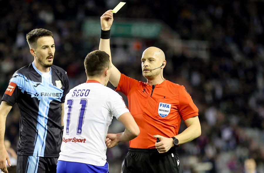 Prva sporna situacija na Poljudu, Šego tražio kazneni udarac, dobio žuti karton