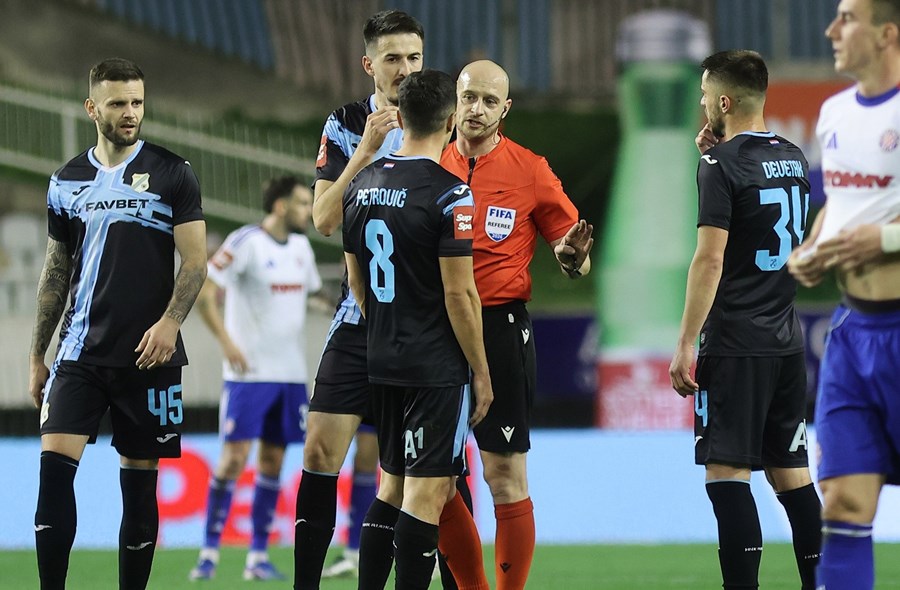 Rijeka u završnici prvog poluvremena ostala s igračem manje nakon isključenja Petroviča