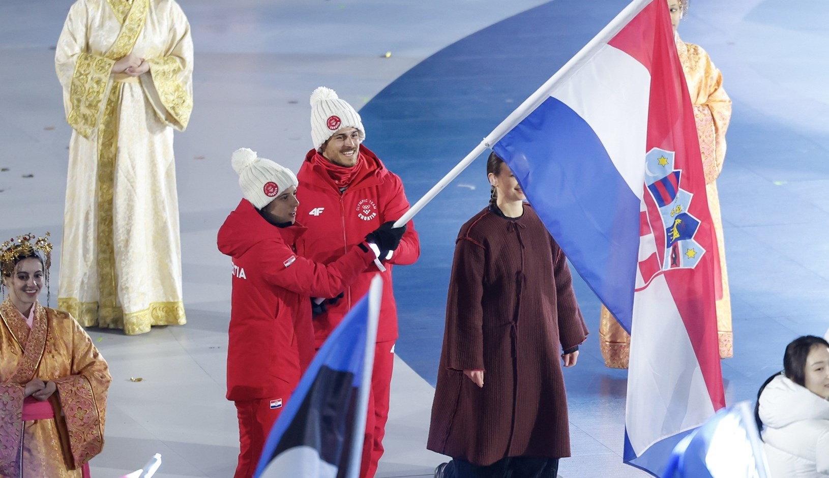 Zatvorene XXV. zimske olimpijske igre, hrvatsku zastavu nosili Tena Hadžić i Marko Skender
