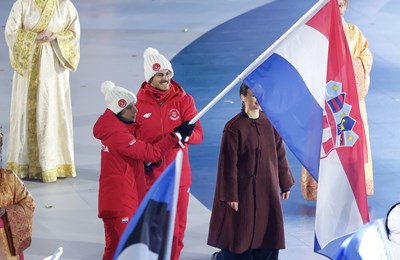 Zatvorene XXV. zimske olimpijske igre, hrvatsku zastavu nosili Tena Hadžić i Marko Skender