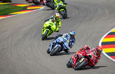 Dominacija braće Márquez na kultnoj stazi: Marc pokorio Sachsenring u sprintu, a brat Álex odmah do njega