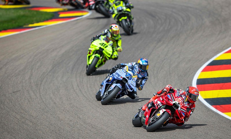 Dominacija braće Márquez na kultnoj stazi: Marc pokorio Sachsenring u sprintu, a brat Álex odmah do njega