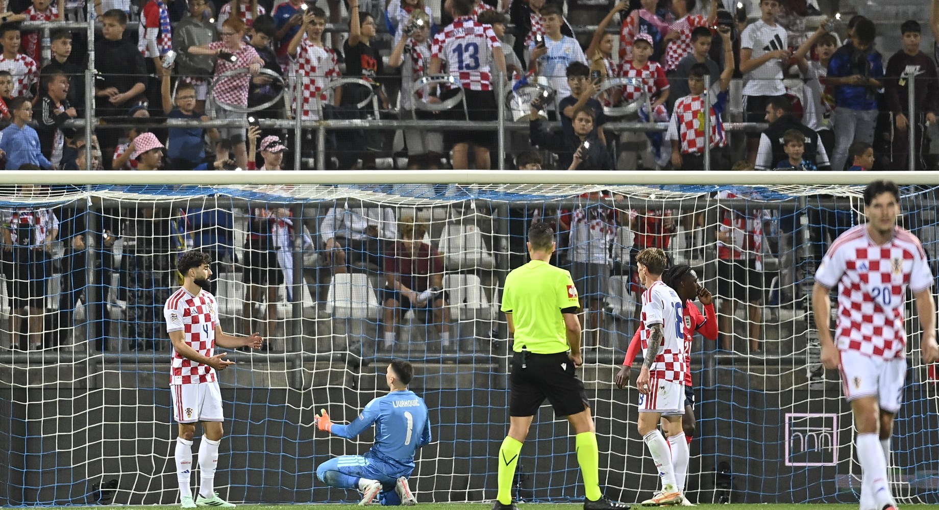 UEFA kaznila HNS zbog ponašanja navijača, zasad bez zabrane prodaje ulaznica