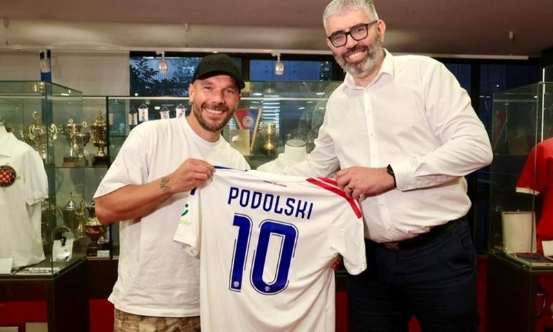Svjetski prvak stigao u Split pred veliki europski dvoboj, Hajduk mu uručio dres i člansku iskaznicu